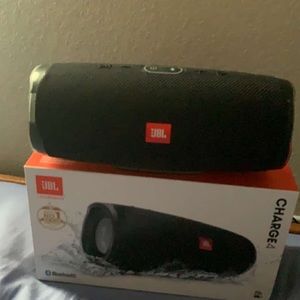 JBL charge 4